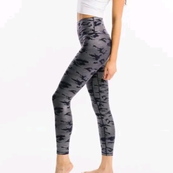 ZYIA Pants - Zyia Silver Camo Crop Legging High Rise Size 14 - 16 EUC